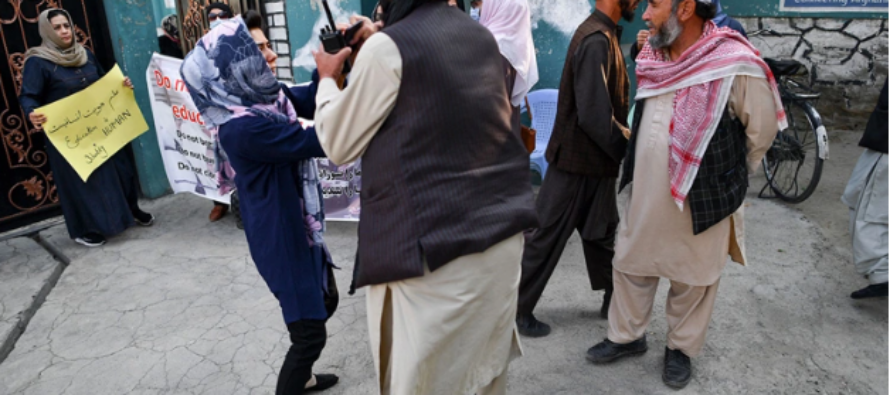 El jefe de educación de los talibanes defiende la prohibición de las mujeres en las universidades a pesar de la condena internacional