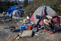 Necesitamos ayuda’: el campamento para personas sin hogar fuera de la iglesia de Seattle interrumpe el servicio por problemas de seguridad