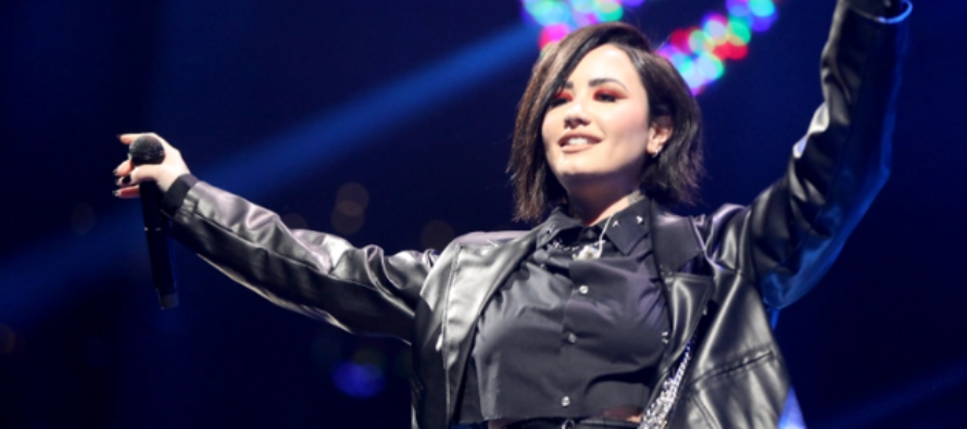 Los reguladores prohibieron el póster del álbum de Demi Lovato por ofender a los cristianos