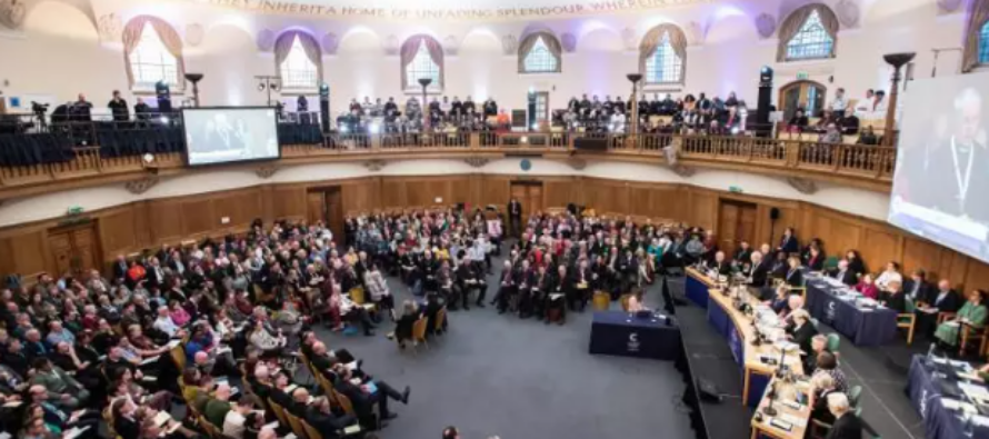 La Iglesia de Inglaterra apoya los planes para bendecir a las parejas homosexuales y considera los pronombres neutrales de género para Dios