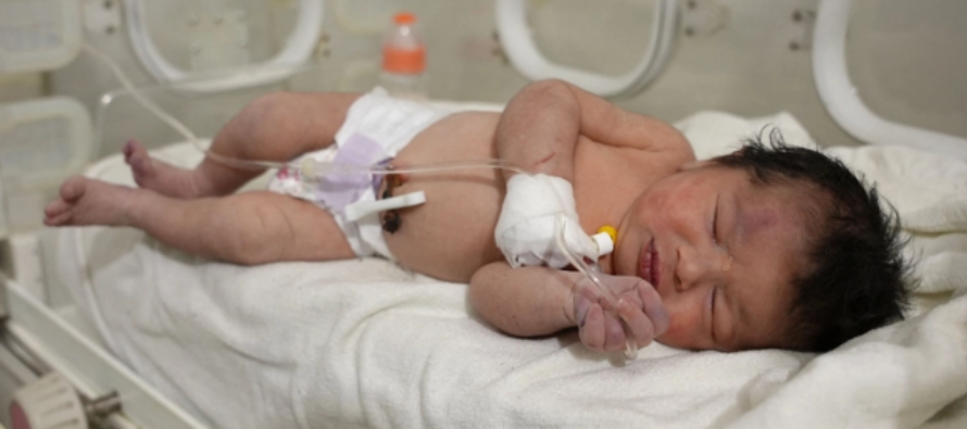 Bebé recién nacido rescatado de los escombros del terremoto en Siria con cordón umbilical conectado
