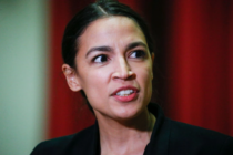 Alexandria Ocasio-Cortez llama a los anuncios cristianos del Super Bowl «fascismo» y provoca una tormenta de reacciones