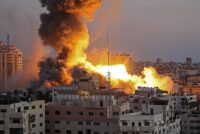 Edificio en Gaza colapsa en medio de un ataque aéreo israelí (VIDEO)