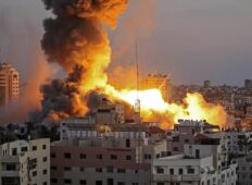 Edificio en Gaza colapsa en medio de un ataque aéreo israelí (VIDEO)